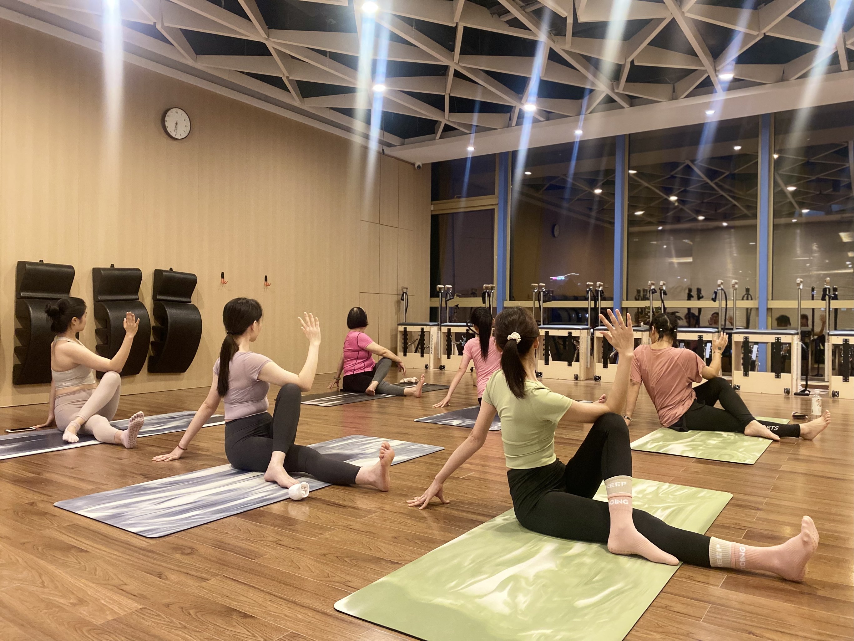 包含流行瑜伽互动体验，放松身心焕发新活力的词条