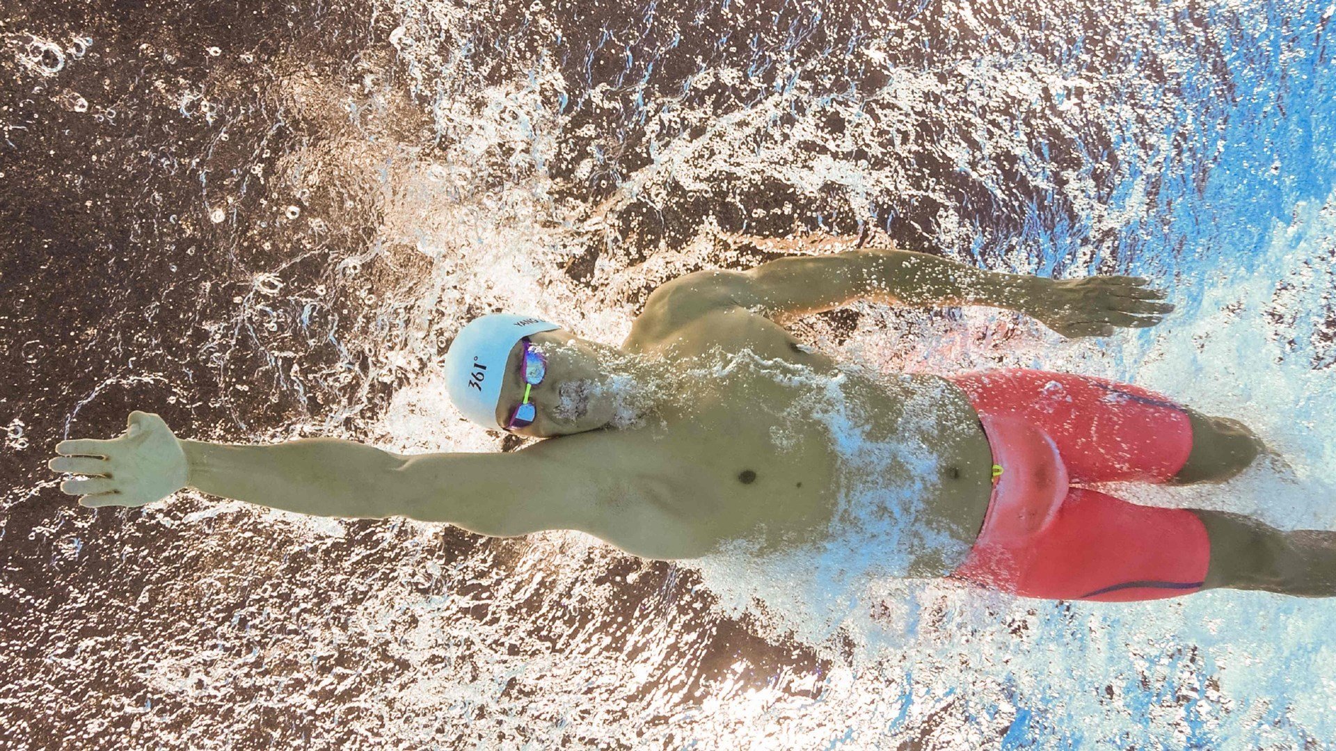 《明星电子竞技解说：带你领略每场激战的精彩！》，明星x电竞选手